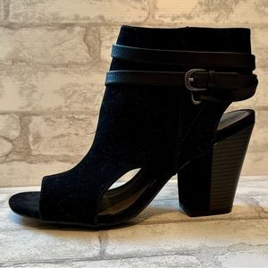 ❤️ White Mountain black peep toe ankle booties